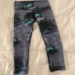 Lululemon, Aqua Milky Way, Wunder Under Crop. SZ 6